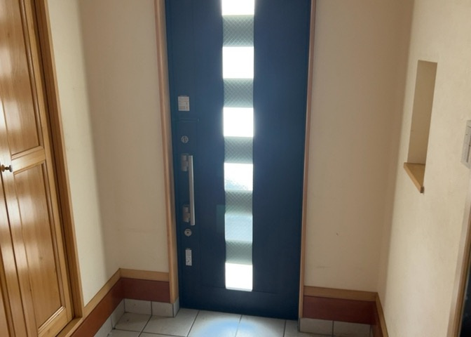 玄関は家の顔でもあり、家族以外の目にも止まる場所です。玄関は外との間を仕切る扉、靴などをしまっておく収納スペース、靴脱ぎのたたきスペース、来客とのやり取りをするドアホンなど複数のアイテムからなります。