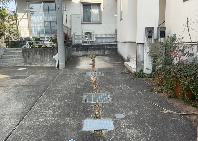 駐車場と明記されていても、最小スペースでつくられた駐車場だと大型車は駐車できなかったり、出入りしにくくなったりする可能性があります。お車のサイズと購入したい物件の駐車場のサイズを現地で確認しましょう。