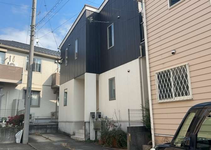 住宅用の土地では前面道路に2m以上接していなければならないと法律で定められています。しかし、お持ちの車のサイズやライフスタイルなどにより、2mでは利便が悪い場合もございますので、事前に確認しましょう。
