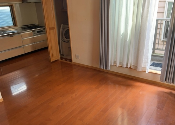 L型アイランドタイプは、キッチンからダイニングにもリビングにも目が行き届くので、とても使いやすい配置です。L字型独立タイプは、キッチンを独立させてるためLDKというよりもLDといった様なイメージです。