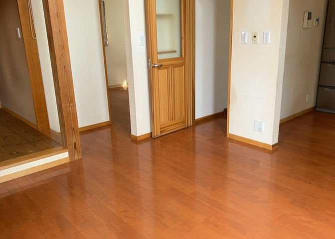 ダイニングにはダイニングテーブルセットなどを置くことが多く、間取りにおいて「D」と略記されますが、食事を作るときの作業場として使用したり、朝食を食べたりするときだけに使われるケースも少なくありません。