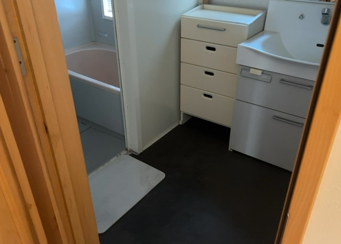 多くの戸建て住宅で見かける洗面脱衣所は、洗面台と洗濯機が2畳ほどのスペースに並べられていて、洗面所が脱衣所を兼ね備えている間取りが一般的です。お客様が利用することもある、パブリックな空間でもあります。