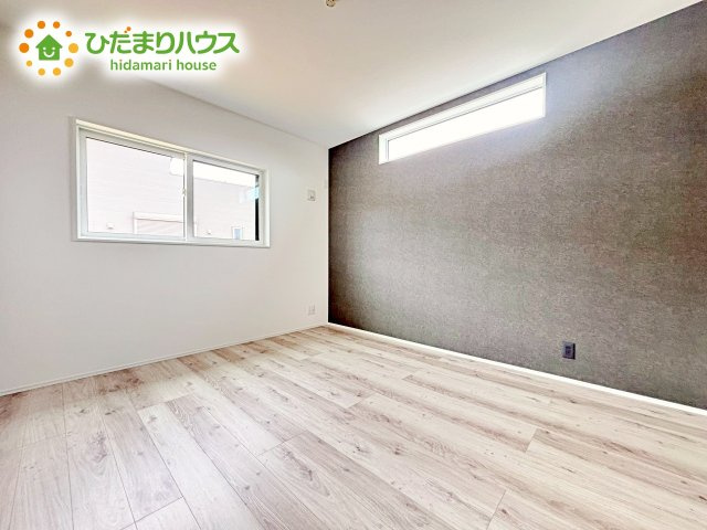 主寝室は広々していて安らげる空間に。大きな窓から光が差し込み、朝の目覚めも良さそう♪