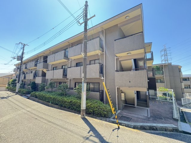 総戸数54戸のファミリーマンション　駐車場は平面駐車場・1998年12月築・専有面積65.33？