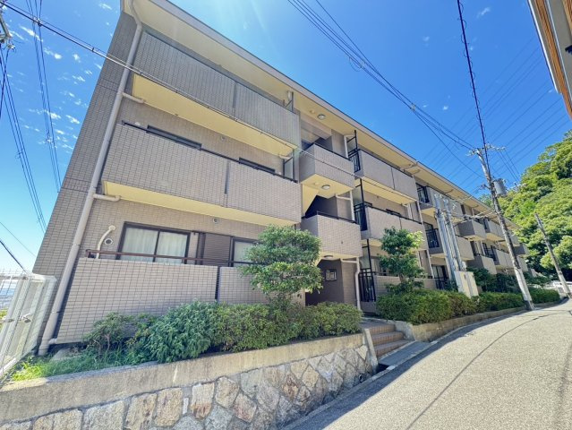 総戸数54戸のファミリーマンション　駐車場は平面駐車場・1998年12月築・専有面積65.33？