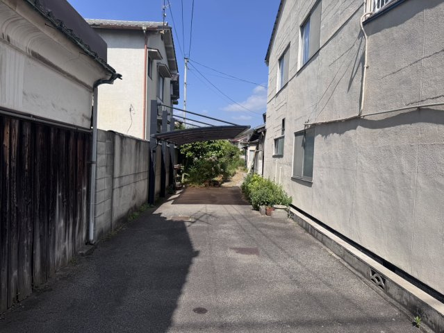 前面から敷地へ続く進入部分は比較的ゆとりがあり、お車の出入りもしやすい配置となっています。周辺は交通量が比較的少なく、落ち着いた街並みが広がる住宅地です。住環境重視でお探しの方にもおすすめできます。