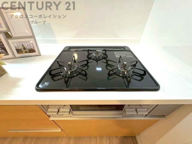多数の調理器具を同時に使用でき、料理の効率化が可能。省エネで節約になり、様々な料理スタイルに適応できます。また、火力調整が独立しており、手入れや掃除もしやすく、今よりもっとお料理が楽しくなるかも。