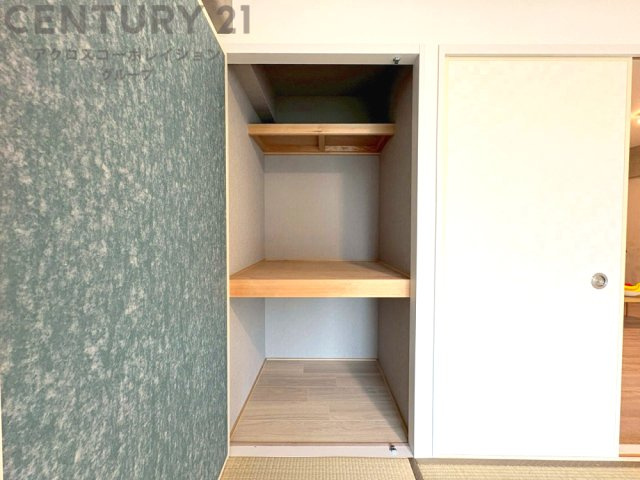 押入れは季節の衣類、寝具などを収納できます。伝統的な美しさと実用性が融合し、収納物を保護する調湿・換気効果があります。使い方によっては書類や小物なども効果的に整理でき空間を有効活用できます。
