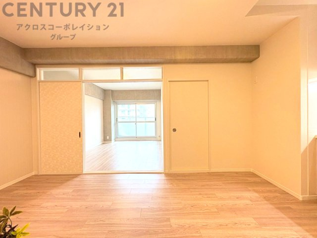 リビングダイニングは家族や友人とのコミュニケーションを楽しむ場所でくつろぎながら食事や会話を楽しめ、多目的に利用できリラックスできる空間です。家庭内の中心として機能し、快適な生活をサポートします。