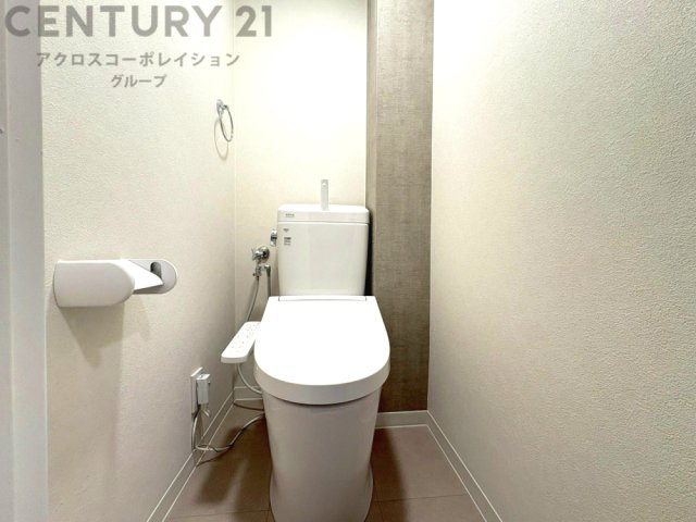 温水洗浄便座付トイレは温水洗浄機能により、暖かい水でおしりを洗浄することができ、冷たい水を使う従来の便座に比べ、温水洗浄機能で暖かいトイレを提供し、快適な使用を可能にします。