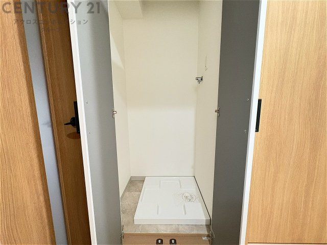 洗濯物の仕分け作業がしやすく、整理整頓が容易になります。洗濯音や湿気を他の部屋に持ち込まず、生活環境を快適に保ちます。上部を活用すれば収納スペースを確保でき洗剤や洗濯用品の整理もしやすくなります。