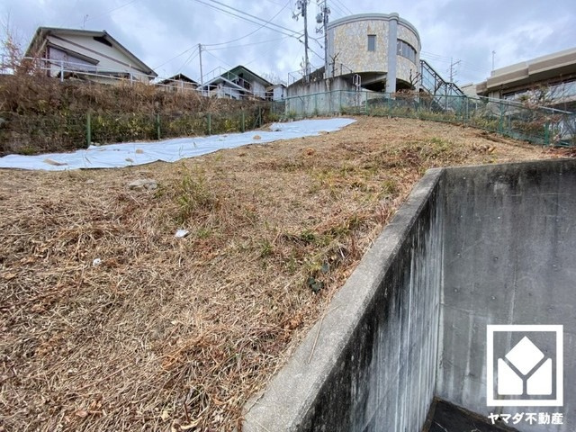 阪急西宮駅前の市街地へも車で10分ほどで出られます。車での移動がしやすく、閑静な住環境と都市生活の利便性を両立した立地です。
