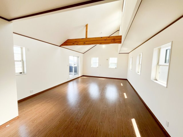 勾配天井で開放感のあるリビングダイニング約19.5帖