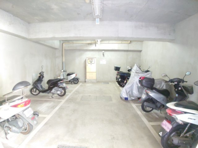 雨風を凌げる室内バイク置場♪