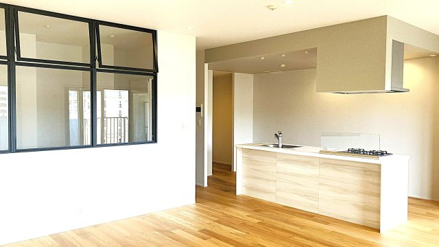 奥様が長い時間を過ごすキッチンは、使い勝手の良い家事動線で、家族とのコミュニケーションがはかれる素敵なアイランドキッチンを採用しています（2023年7月撮影）