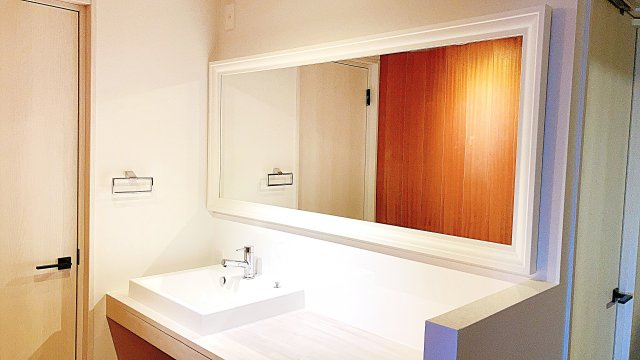 十分な大きさの洗面台は収納もさる事ながら、身だしなみチェックや歯磨きなど、朝の慌ただしい時間でもホテルライクなスペースで余裕とゆとりを感じて頂けます（2023年7月撮影）