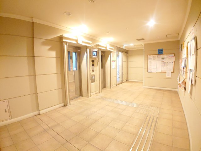 エレベーターは2基あり通勤時でも便利です♪