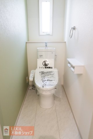 窓付きのトイレは、自然光が入り、換気がしやすく、湿気や臭いがこもりにくいのが特徴です。また、開放感も得られます。