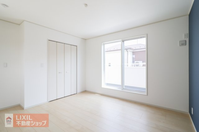 バルコニー付きの洋室は、自然光が入りやすく、部屋全体が明るくなります。外に出やすく、開放感があり、リラックスした空間を提供します。また、観葉植物を置いたり、洗濯物を干したりするのにも便利です。