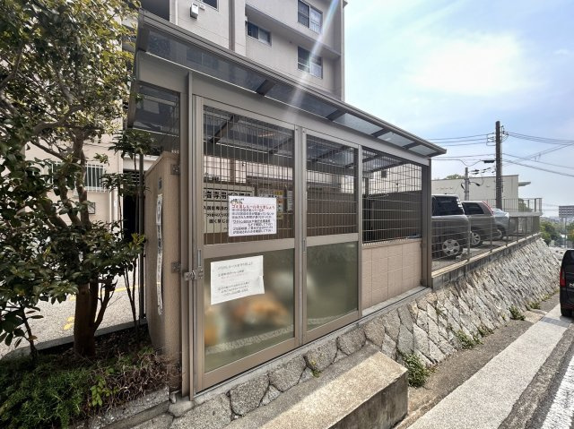 マンション入り口にゴミステーションございます！