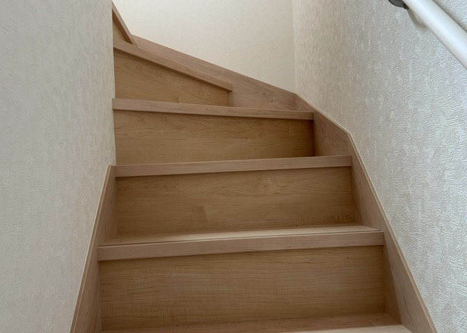 建物の上下階の通路である階段は、その位置によって動線や室内の印象が大きく左右されます。手摺にも重要な役割があり、転倒の防止・歩行や動作を円滑にして日常生活を支えることを主な目的として設置されています。