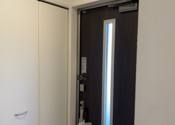 玄関は家の顔でもあり、家族以外の目にも止まる場所です。玄関は外との間を仕切る扉、靴などをしまっておく収納スペース、靴脱ぎのたたきスペース、来客とのやり取りをするドアホンなど複数のアイテムからなります。
