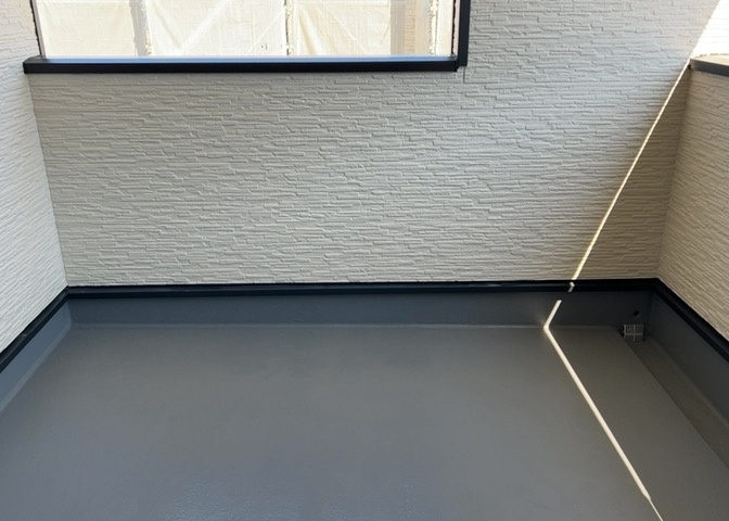 バルコニーは、室外の専用スペースのうち、「屋根がなく開放された空間」であるものを指します。ベランダより広いタイプのものが多く、日当たりもよいため家庭菜園などを楽しみたい人にとって適した環境となります。
