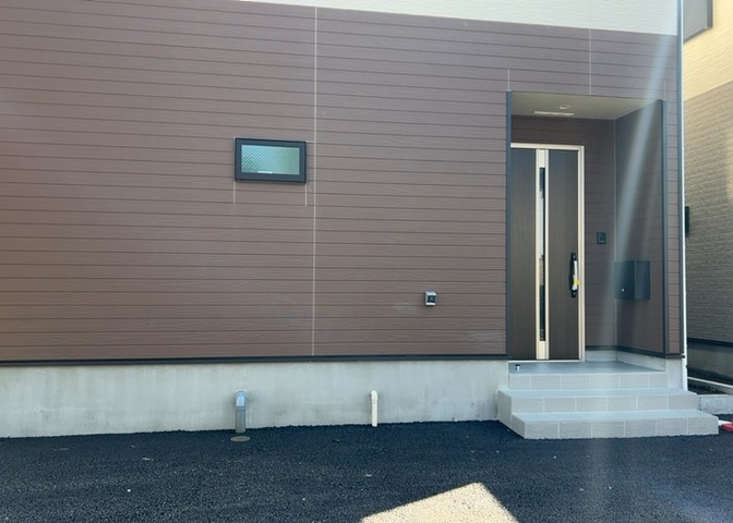 木造住宅とは土台、壁、柱など建築物の強度を支える構造体の材に木が使用されている構造を指します。構造体は建物の自重を支えるだけではなく風圧や水圧、積裁荷重などあらゆる衝撃に耐えるための基礎です。