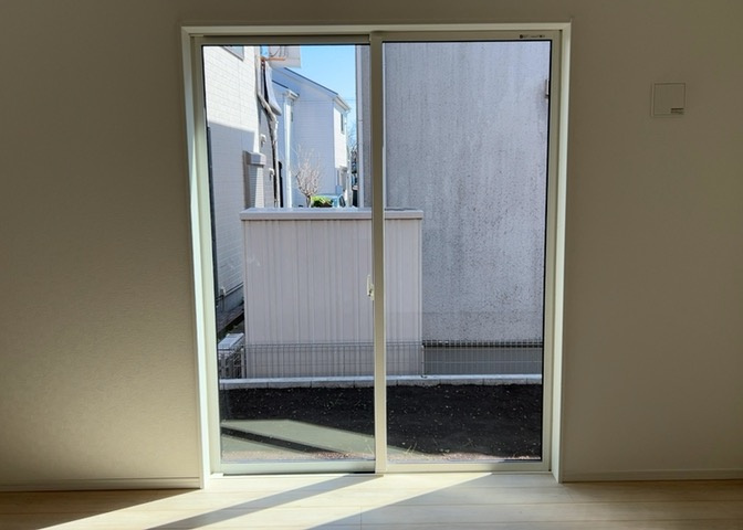 サッシとは、ガラス窓に使用される金属製の窓枠のことです。一般的に住宅建築では、金属製建具工事の段階で備え付けるもので、ガラス類や玄関、バスルームのスチール製のドアなどと同じタイミングで工事を行います。