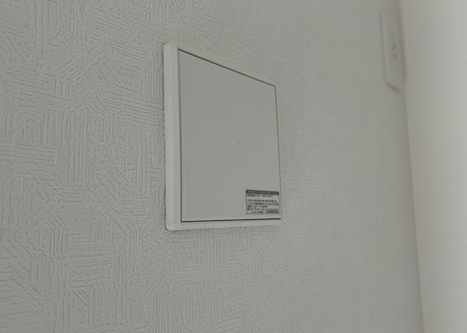 1日中建物内の換気が行われるように設計された仕組みです。気密性の高い住宅は、家に籠った空気でシックハウス症候群になる可能性がありますが、24時間換気システムであれば計画的な換気で対策が可能です。