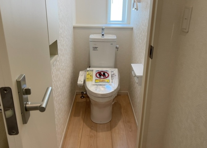 トイレは大きさや形、機能、抗菌性などが異なる多種多彩なタイプが各メーカーから出ています。それぞれに良さがあるため、事前にどういったタイプのトイレがいいのかをご家庭内で決めて、内見に行くといいでしょう。