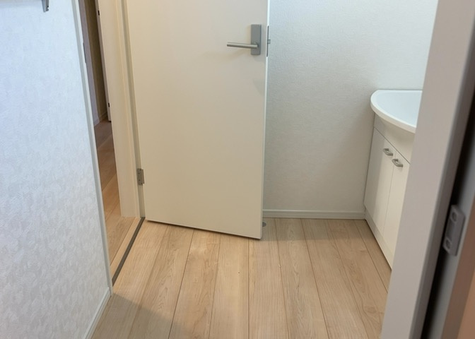 多くの戸建て住宅で見かける洗面脱衣所は、洗面台と洗濯機が2畳ほどのスペースに並べられていて、洗面所が脱衣所を兼ね備えている間取りが一般的です。お客様が利用することもある、パブリックな空間でもあります。