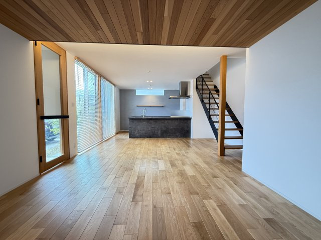 大きな窓からたっぷりの光が差し込む明るいLDK。18帖のゆとりある広さで家具の配置もしやすく開放感のある空間です。リビング階段を採用しておりご家族のコミュニケーションが自然と増える間取りとなっています