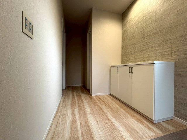 1号棟　アクセントクロスが上質感を演出する玄関スペース。ワイドなシューズボックス付きで収納力も充実しています。