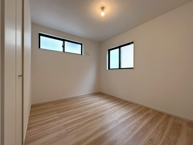 1号棟　シンプルで使いやすい洋室。窓から自然光が差し込み、明るく心地よい空間を演出。家具配置の自由度も高く、多目的に活用可能です。