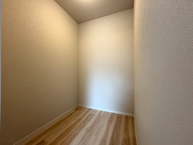 1号棟　大容量の収納スペースがあります。　季節物のお洋服や、捨てられない物もしっかりと保管出来て嬉しいですね。