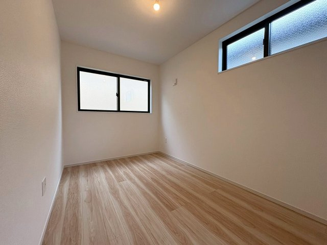 1号棟　二面採光のお部屋で気持ちの良い自然光がお部屋を暖かくしてくれます。