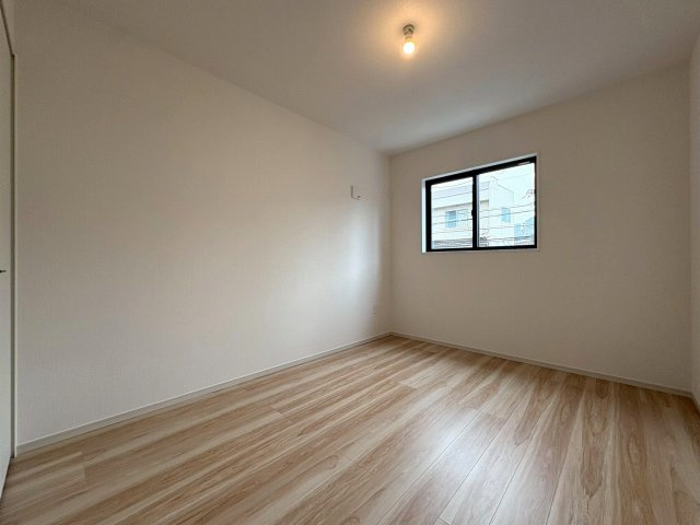 1号棟　白を基調としたお部屋に木目調のフローリングが落ち着いた雰囲気を生み出してくれます。