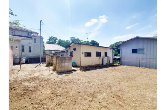 徒歩10分圏内にコンビ二や郵便局、緑豊かな公園がある閑静な住宅街