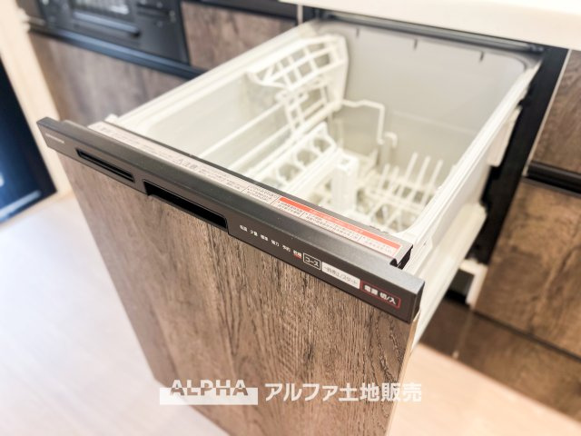 便利な食洗機付きシステムキッチンで、家事がスムーズに。使いやすさを重視したデザインが、毎日の料理を快適にサポートし、時間を有効活用できます。