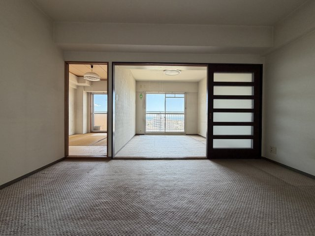 ゆったり過ごせる居間です