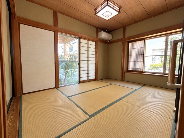 和室には押入れが設けられており、布団などをまとめて収納できるのがポイント。居室内に収納場所を確保できるため、生活空間をすっきり使いやすくなります。障子や木部を取り入れた、和の趣を感じられる一室です。