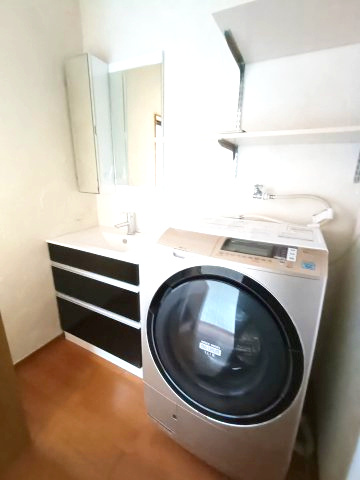 【室内洗濯機置き場】　壁面に棚が造作されています。洗剤のストックやタオルなどを収納できます。