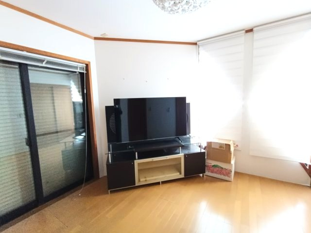 【洋室】　リビング隣接の居室、続き間としての利用やセパレート型、使い勝手良いお部屋です。用途様々です♪