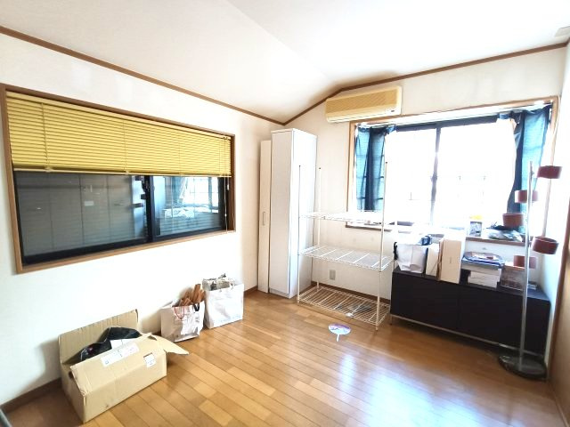 【洋室】　家具の配置のし易い室内です。趣味の部屋としても充分な広さを確保しております。