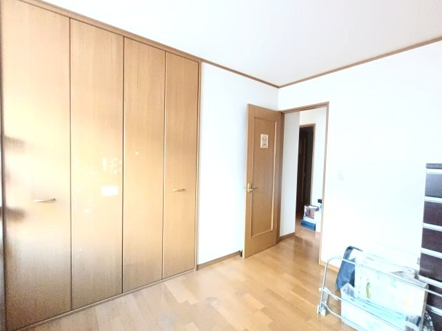 【収納】　ワイドなクローゼットを備え、衣類などをたっぷり収納可能。