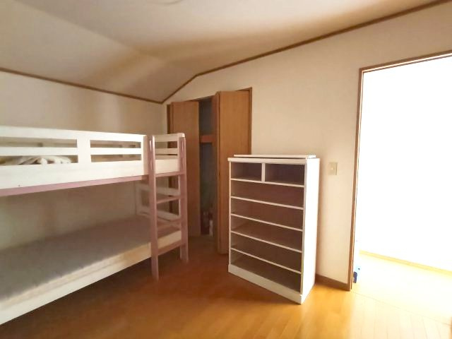 【洋室】　どんな家具にも相性の良いフローリング。お部屋もすっきりと広く見せてくれます。