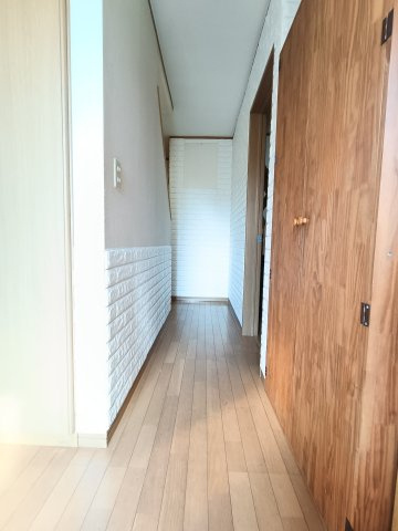 【廊下】　美しい木目が暮らしに温もりと安心感を与えてくれます。