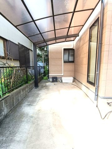 【駐車場】　雨の日の乗り降りも安心のカーポート付き