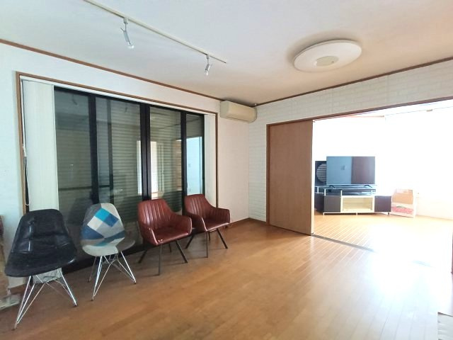 【LDK】　落ち着いた雰囲気のダイ二ング。伸びやかな空間のなかで、ゆったりとしたひとときを過ごせます。